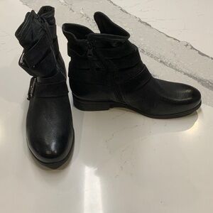 Miz Mooz Black Ankle Booties Leather Sz39 Never Worn Side Zip